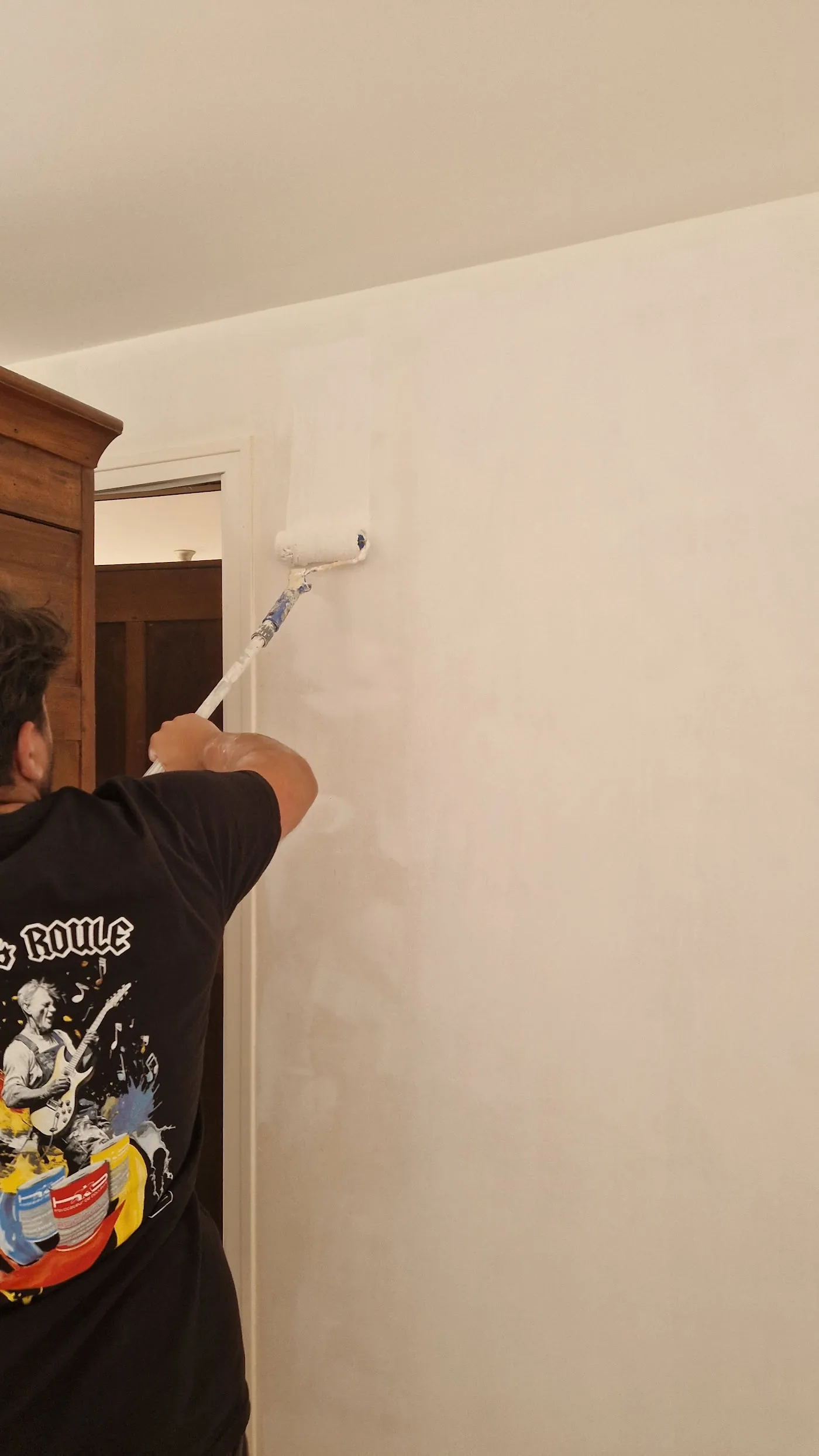 Rénovation de mur et finition de peinture intérieure réalisée par l'artisan peintre
