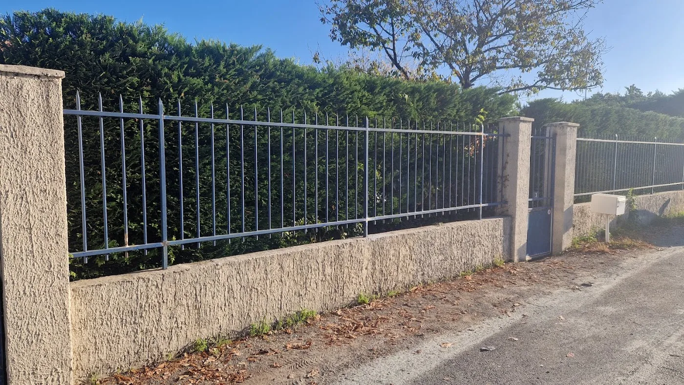 Détail d'une finition de peinture sur mur intérieur